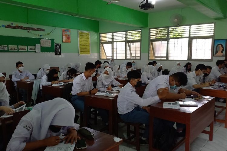 Suasana kelas saat PTM. Simak rekomendasi 20 SMA terbaik di Jawa Tengah berdasarkan nilai UTBK 2021.