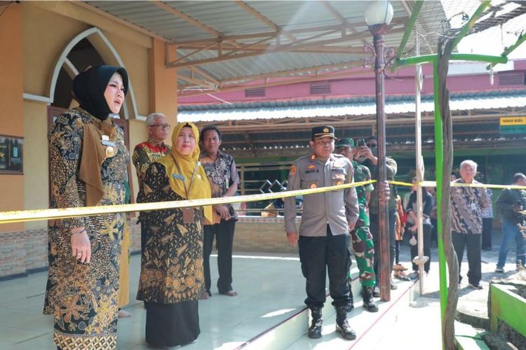 Bupati Klaten Sri Mulyani meninjau langsung SMAN 1 Cawas. 