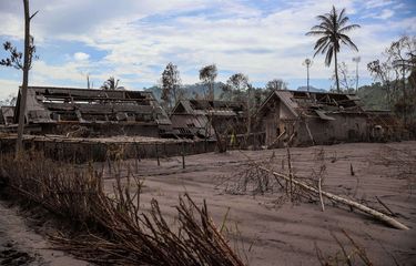Dampak kerusakan rumah warga akibat erupsi Gunung Semeru yang meluncurkan awan panas di Desa Curah Kobokan, Kecamatan Candipuro, Lumajang, Jawa Timur, Selasa (7/12/2021). Berdasarkan data Badan Nasional Penanggulangan Bencana (BNPB) per Senin (06/12) pukul 20.15 WIB, setidaknya 22 orang tewas, sementara 22 orang dinyatakan hilang dan 56 lainnya mengalami luka-luka. Erupsi juga berdampak terhadap 5.205 jiwa.