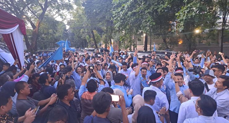 Pendukung Padati Rumah Prabowo di Kertanegara