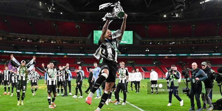 Gelandang Newcastle United asal Brasil #07 Joelinton merayakan kemenangan dengan trofi Piala Liga setelah memenangkan pertandingan final Piala Liga Inggris antara Liverpool dan Newcastle United di Stadion Wembley, London barat laut pada 16 Maret 2025. Newcastle United memenangkan Piala Liga Inggris 2-1 melawan Liverpool.