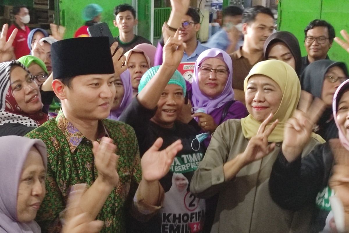 Cagub Jatim nomor urut dua Khofifah Indar Parawansa bersama Nur Arifin blusukan di Kabupaten Trenggalek Jawa Timur, Jumat (01/11/2024).