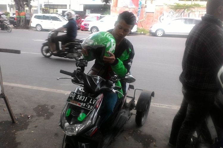 Andika Arisman kini menjadi pengendara ojek oline di Makassar