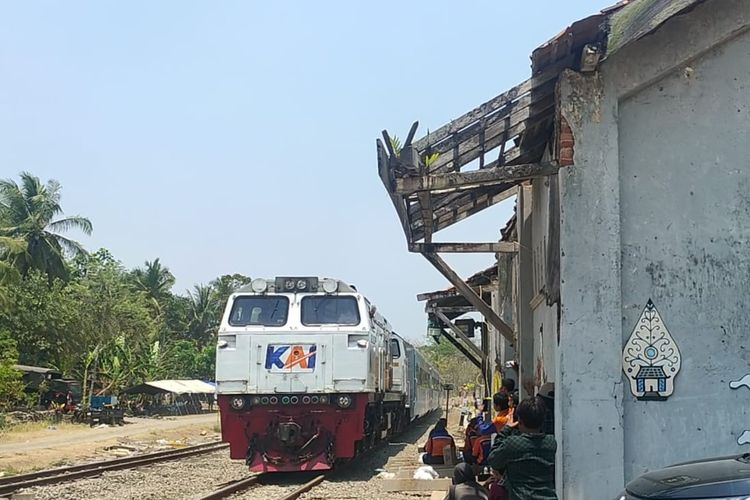 KA Taksaka melintas usai salah satu jalur rel di Pedukuhan Kalimenur, Kalurahan Sukoreno, Kapanewon Sentolo, Kabupaten Kulon Progo, kembali normal usai anjloknya KA Argo Semeru, Rabu (18/10/2023).