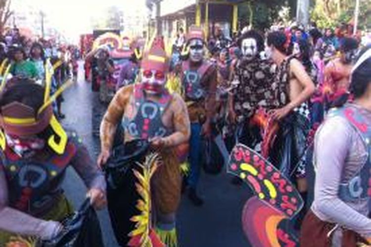 Para anggota Komunitas Kandang Sapi membawa kantung plastik hitam untuk menampung hasil sampah yang dipungut di sepanjang Jalan Malioboro, Yogyakarta, Sabtu (22/8/2015).