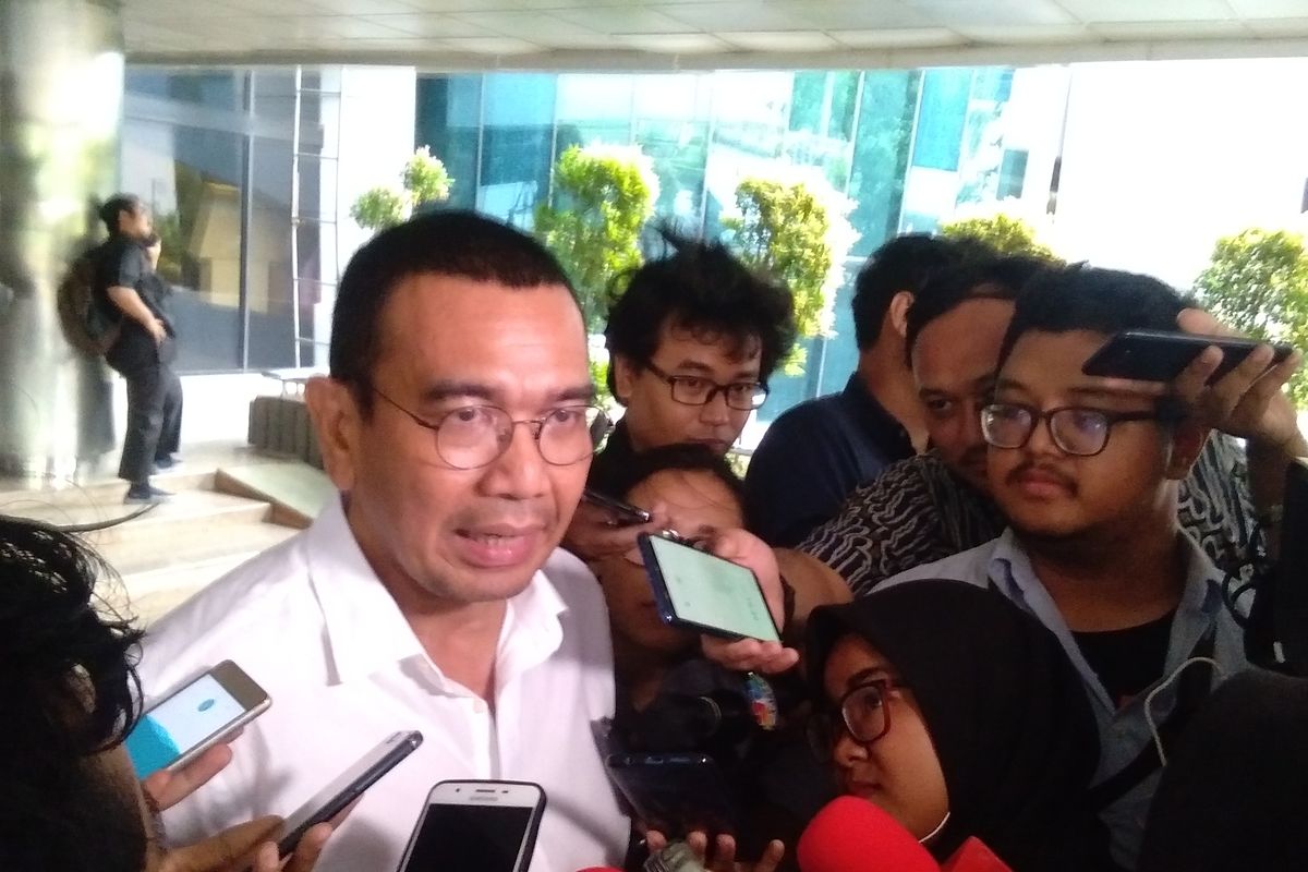 Staf Khusus Kementerian BUMN, Arya Sinulingga menjelaskan kepada rekan media soal restrukturisasi BUMN di Kementerian BUMN, Jakarta, Senin (18/11/2019)