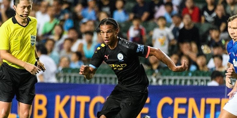 Pemain Manchester City, Leroy Sane, menguasai bola dalam pertandingan persahabatan antara Manchester City vs Kitchee di Hong Kong Stadium, di Hong Kong pada 24 Juli 2019.