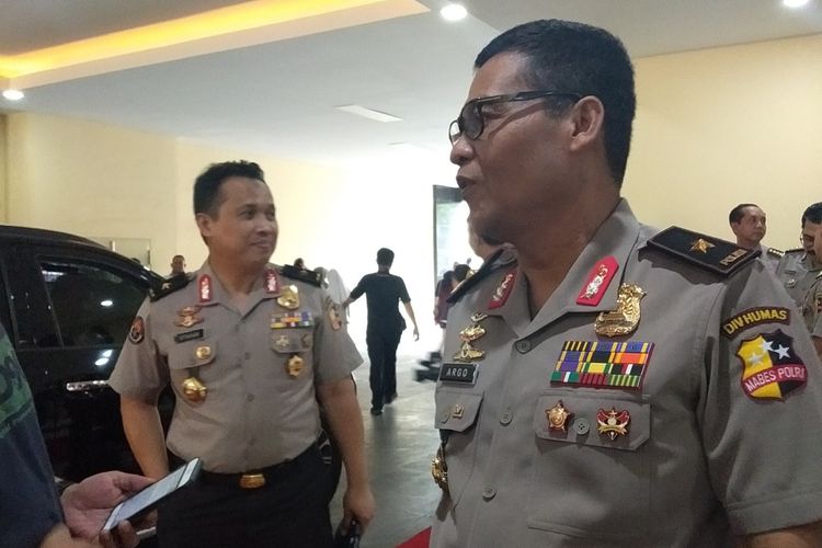 Karo Penmas Divisi Humas Polri, Brigjen Argo Yuwono memberikan penjelasan di Mabes Polri Jalan Trunojoyo selasa (2/11/2019) terkait bukti-bukti lain untuk mengungkapkan tewasnya hakim PN Medan Jamaluddin (55).