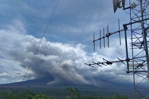 Hujan Abu Vulkanik Tipis Terjadi Usai Gunung Semeru Kembali Luncurkan Awan Panas Guguran