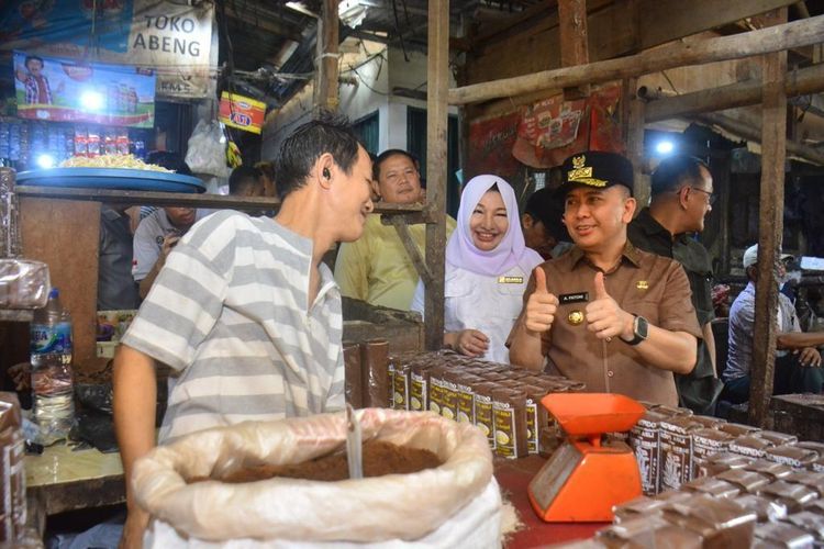 Penjabat (Pj) Gubernur Sumatera Selatan (Sumsel) Agus Fatoni mengunjungi Pasar Tradisional Palimo dan Pasar Lemabang, Palembang, Sumatera Selatan pada Minggu (15/10/2023).
