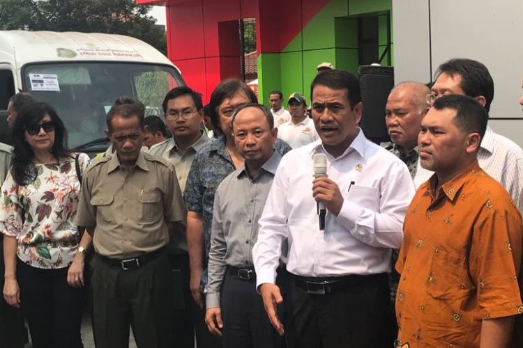 Menteri Pertanian Amran Sulaiman bersama para pemasok telur ayam di Tugu Tani Indonesia Center, Kamis (19/7/18)