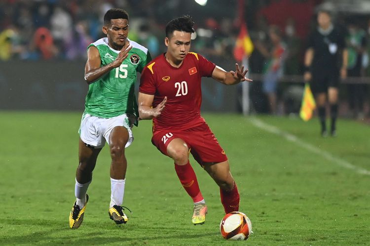 Pesepak bola Timnas Indonesia Ricky Kambuaya (kiri) berebut bola dengan pesepak bola Vietnam Anh Bui Hoang Viet (kanan) dalam laga perdana Grup A Sepak Bola SEA Games 2021 di Stadion Viet Tri, Phu Tho, Vietnam, Jumat (6/5/2022). Indonesia kalah dengan skor 0-3.