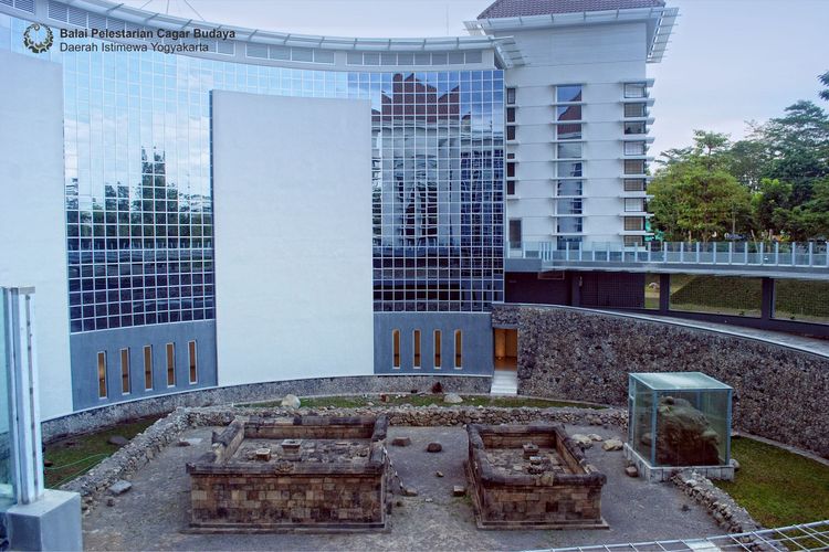 Candi Kimpulan di Kampus UII Yogyakarta.