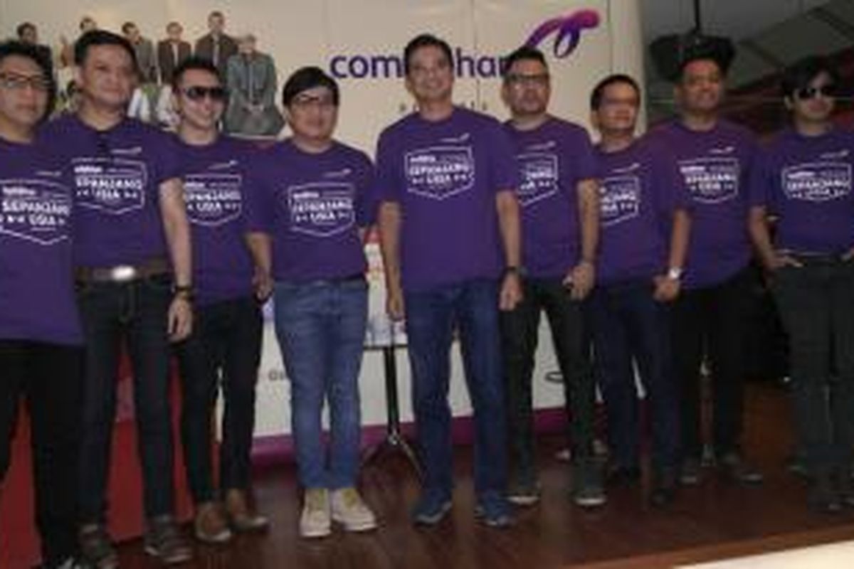 Grup musik Kahitna bersama pihak sponsor konser Sepanjang Usia berfoto usai jumpa pers di Jakarta, Jumat (13/6/2014).