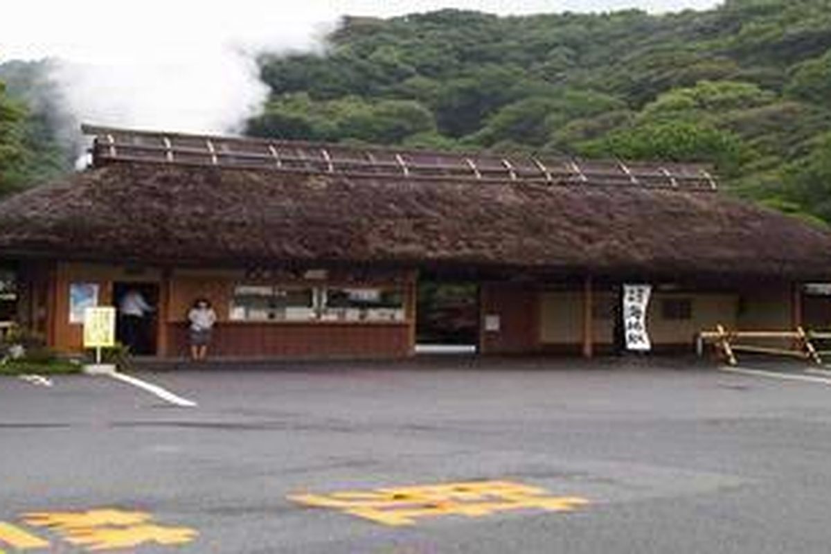 Dengan tiket 600 yen, kenikmatan mengelilingi Umi Jigoku adalah mencicipi kawasan wisata air panas dengan pemandangan hutan sejuk dan bersih dikelilingi danau-danau kecil. 