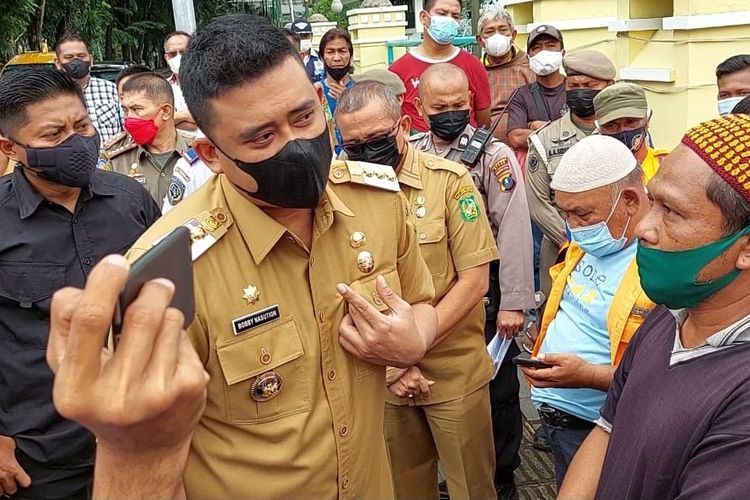 Wali Kota Medan, Bobby Nasution menjumpai para pengunjuk rasa yang memprotes penerapan e-Parking di Medan.