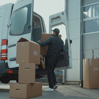 Ilustrasi logistik, pengiriman barang. 