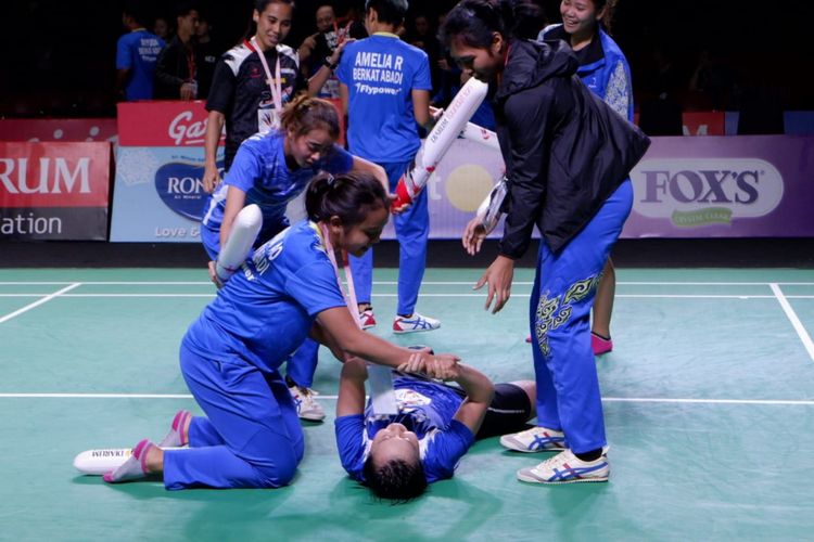 Pebulu tangkis tunggal putri Berkat Abadi, Gabriela Meilani Moningka (berbaring), merayakan kemenangan atas Chisato Hoshi (Saishunkan Nihon-Unisys) pada laga perebutan peringkat ketiga Djarum Superliga Badminton 2019, di Gedung Sabuga, Bandung, Jawa Barat, Sabtu (23/2/2019)