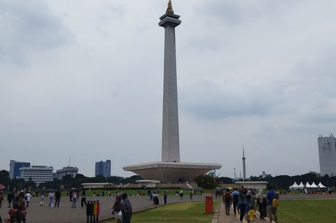 Libur Lebaran, Monas Ramai Pengunjung, Ada yang Piknik Bawa Termos dan Tikar