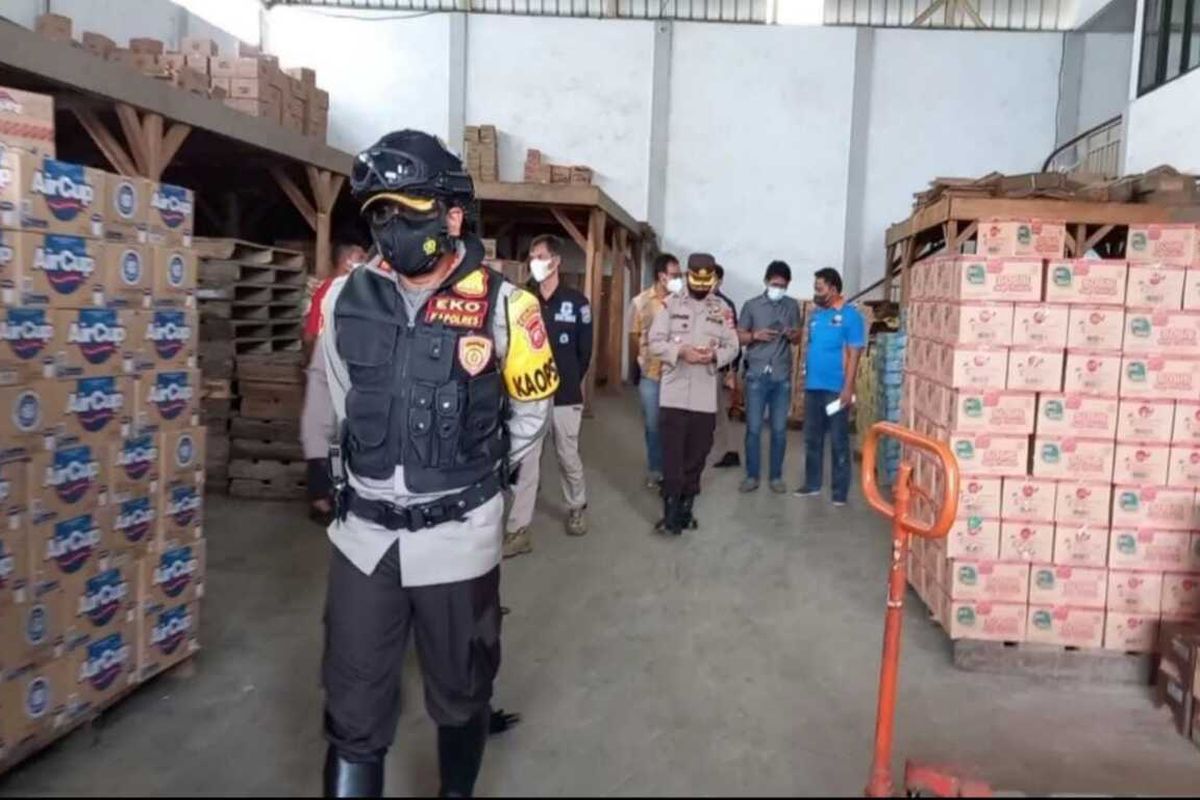Polres Sumedang cek gudang distributor minyak goreng di seluruh wilayah Sumedang, Selasa (15/3/2022). AAM AMINULLAH/KOMPAS.com