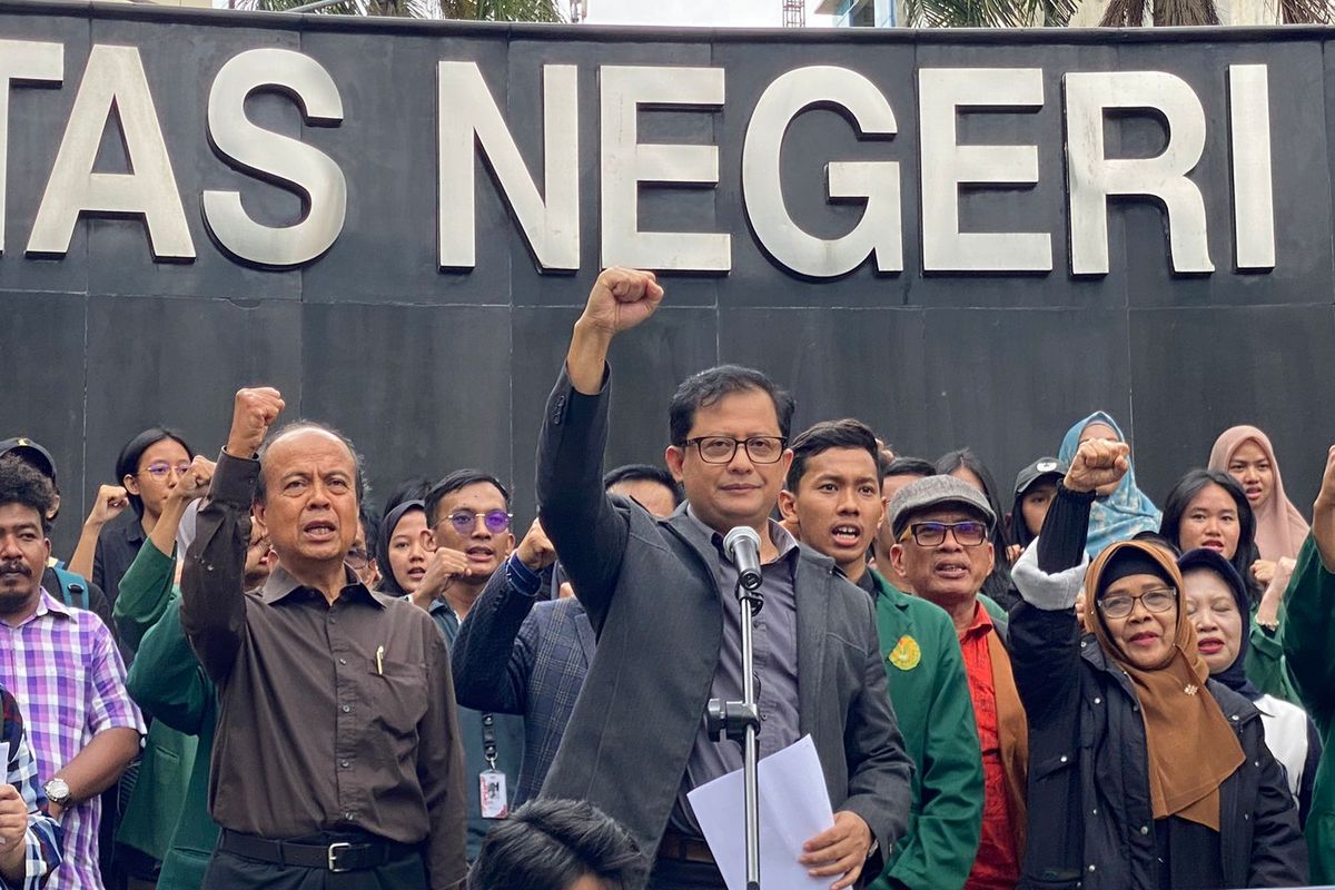 Kepala Program Studi Pendidikan Sosiologi UNJ, Ubedilah Badrun (tengah) dalam kegiatan Deklarasi Rawamangun di Plazs UNJ, Rawamangun, Pulogadung, Jakarta Timur, Selasa (6/2/2024). 