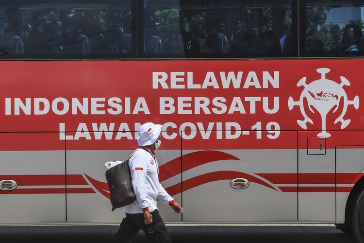 Relawan Indonesia Bersatu Lawan COVID-19 bersiap menghadiri acara Siaga Pencanangan Gerakan Nasional Indonesia Bersatu Lawan COVID-19 di Lapangan Wisma Atlet, Jakarta, Rabu (22/4/2020). Dalam acara tersebut juga diadakan tes massal COVID-19, sosialisasi dan edukasi, gerakan dekontaminasi, dan dukungan program jaring pengaman sosial. ANTARA FOTO/Muhammad Adimaja/aww.