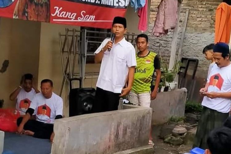 Samudi, calon anggota legislatif (caleg) DPRD Kota Serang daerah pemikihan (dapil) 1 nomor urut 2 saat kampanye. Ofiiceboy dan sopir ambulance tetap semangat meski keterbatasan biaya untuk kampanye. 