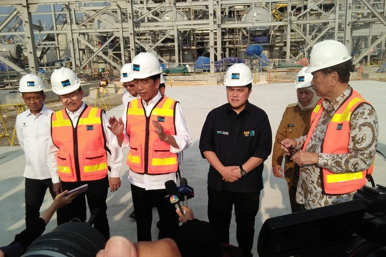 Presiden Joko Widodo (Jokowi) memberi keterangan kepada awak media, usai meninjau.pembangunan smelter PT Freeport Indonesia di JIIPE, Kawasan Ekonomi Khusus (KEK) Gresik, Jawa Timur, Selasa (20/6/2023).