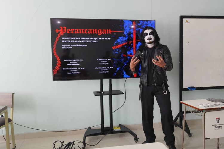 Mahasiswa Sidang Skripsi Pakai Kostum Black Metal, Ternyata Berawal dari Candaan Dosen