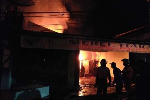 Toko Mebel Hangus Terbakar, Pemilik Merugi hingga Ratusan Juta Rupiah