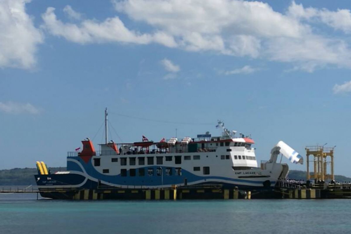 KMP Lakaan, armada baru penyeberangan antar pulau di Nusa Tenggara Timur bersandar di Pelabuhan Bolok, Kupang.