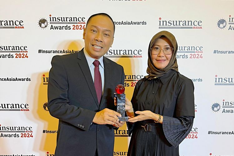 Direktur Utama Jasa Raharja Rivan A Purwantono dan Direktur Operasional Jasa Raharja Dewi Aryani Suzana menerima penghargaan dari Insurance Asia Awards 2024 kategori ?The Strategic Partnership of The Year? di Marina Bay Sands Expo and Convention  Centre, Singapore, Selasa (9/7/2024). 