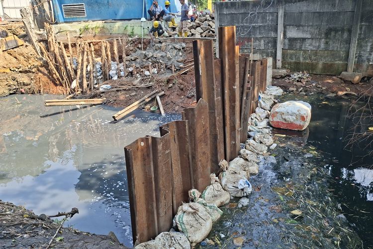 Sudah Sebulan, Banjir Air Hitam dan Bau di Cengkareng Jakbar Belum Surut