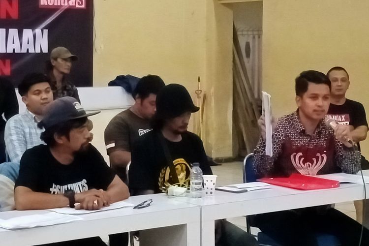 Anggota Tim Hukum TGA, Anjar Nawan Yusky pada Kamis (3/10/2022) malam di Posko TGA, Gedung KNPI Kota Malang. 