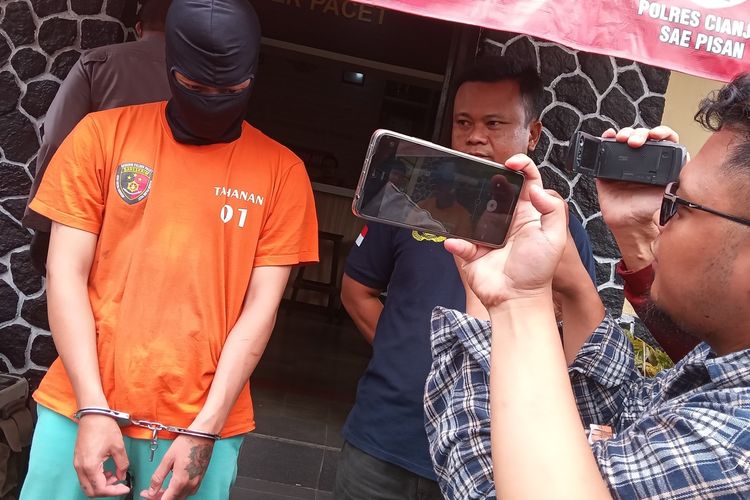 Salahsatu pelaku perundungan dan kekerasan terhadap anak di Kabupaten Cianjur, Jawa Barat yang videonya viral di media sosial saat dihadirkan di Polsek Pacet, Cianjur, Sabtu (17/6/2023).