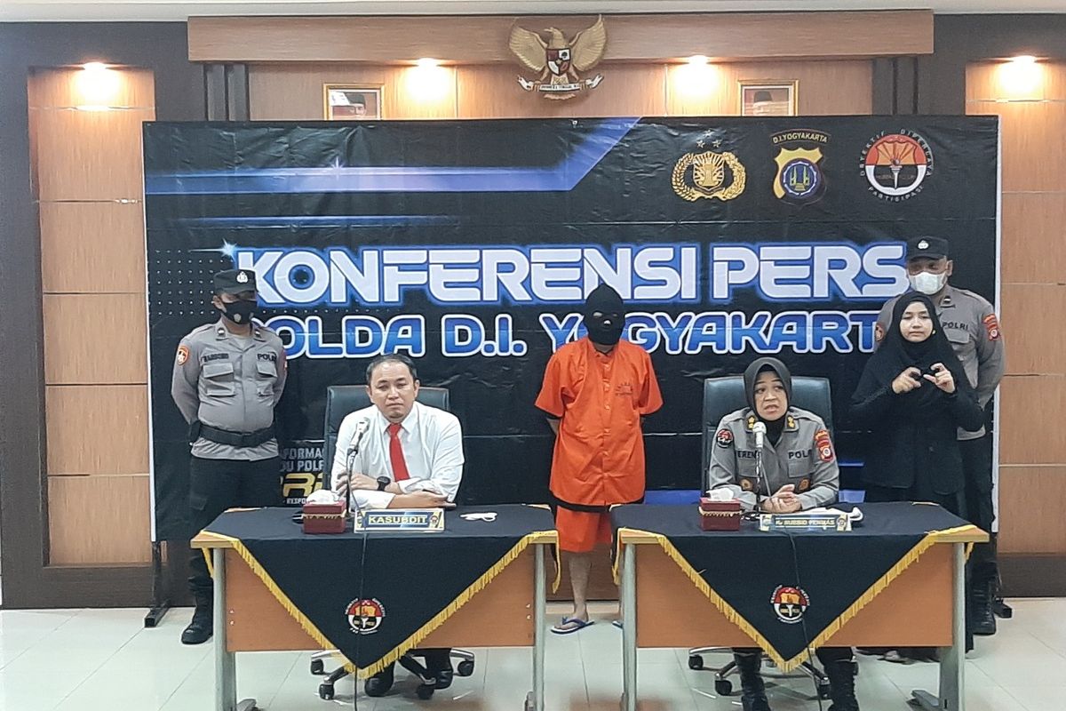 Mantan Kepala Bidang Medik dan Non Medik RSUD Wonosari berinisal AS saat dihadirkan dalam jumpa pers dalam kasus korupsi pembayaran jasa dokter laboratorium.