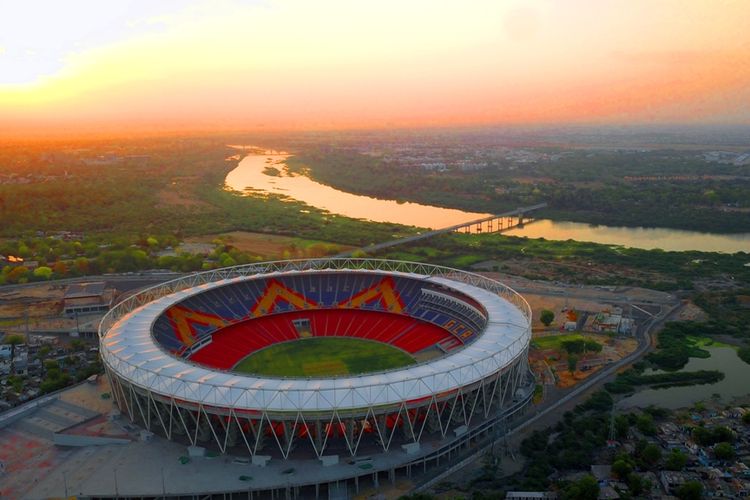 Narendra Modi Stadium yang dirancang oleh firma arsitektur Populous. Bangunan ini menjadi salah satu finalis di WAF 2022