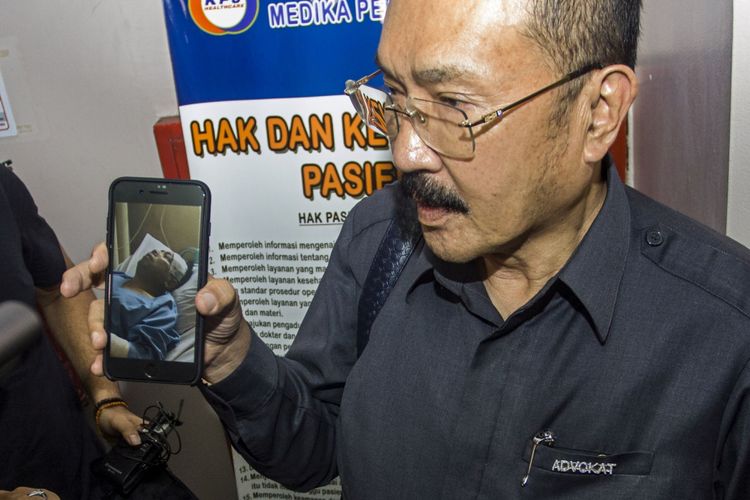 Pengacara Setya Novanto, Fredrich Yunandi menunjukkan foto Setya Novanto yang sedang dirawat  di RS Medika Permata Hijau, Jakarta, Kamis (16/11). Ketua DPR Setya Novanto mengalami kecelakaan dan saat ini sedang dalam perawatan di Rumah Sakit Medika Permata Hijau.