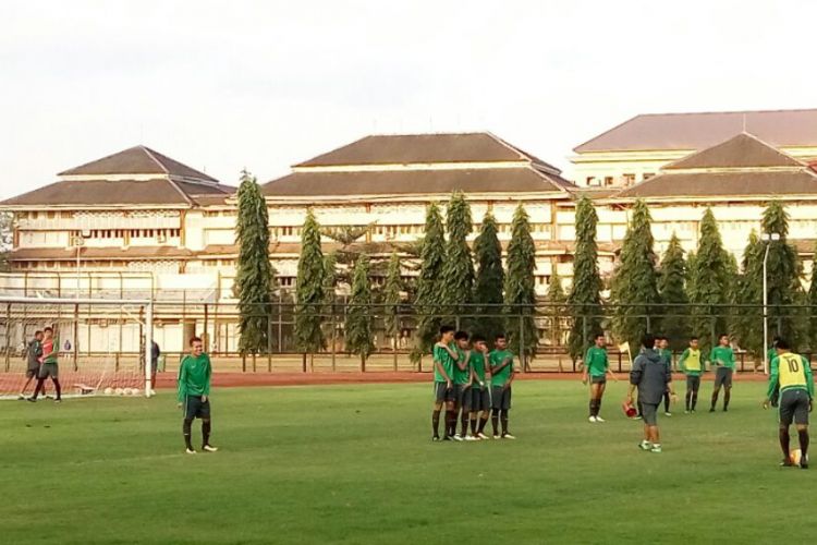 Timnas U-19 saat melahap latihan service tendangan bebas dan pagar betis di UNY