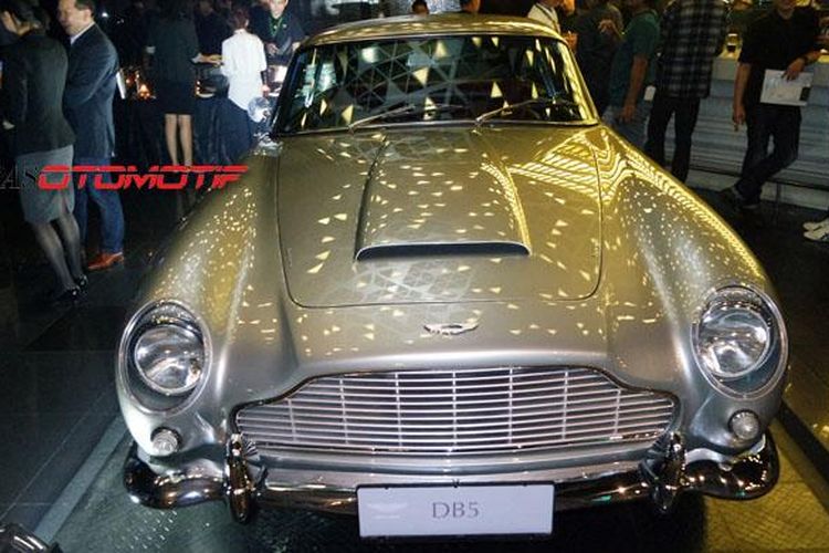 Wajah Aston Martin DB5 sudah banyak menghiasi film James Bond.