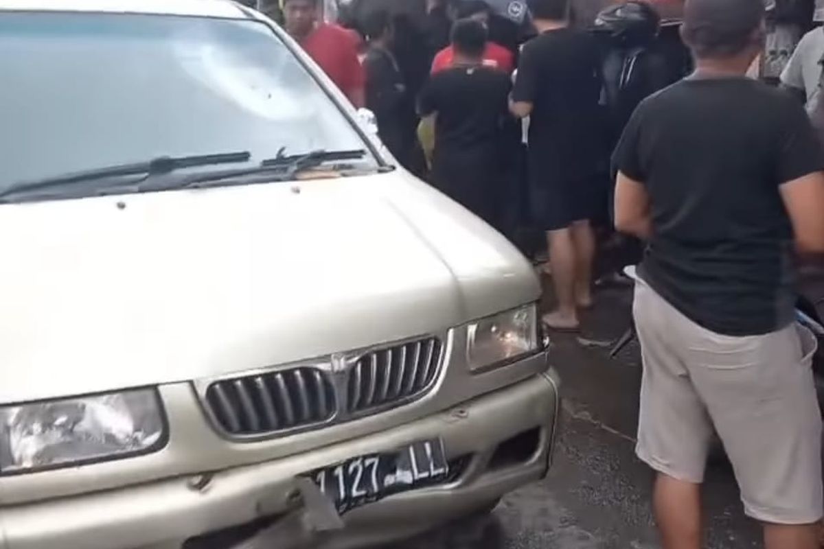 Seorang pengemudi mobil Panther dihajar massa karena tabrak lari sejumlah kendaraan di Jalan Eka Warni, Kecamatan Medan Johor, Kota Medan pada Minggu (19/8/2024). 