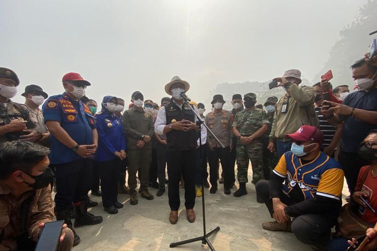 Gubernur Jawa Barat Ridwan Kamil saat meninjau kebakaran TPA Sarimukti, Kecamatan Cipatat, Kabupaten Bandung Barat, Jumat (25/8/2203).