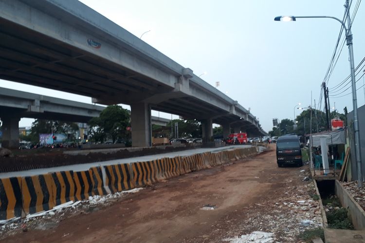Jalan Inspeksi Tarum Barat, yang berada di antara lokasi proyek Tol Becakayu dan permukiman warga RW 011, Kelurahan Cipinang Melayu, Kecamatan Makasar, Jakarta Timur, Kamis (5/12/2019).
