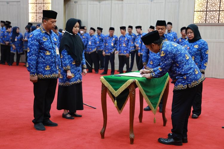 Penjabat Gubernur Banten Al.Muktabar saat melantik 478 jabatan ASN di Lingkungan Pemprov Banten. Selasa (2/5/2023)