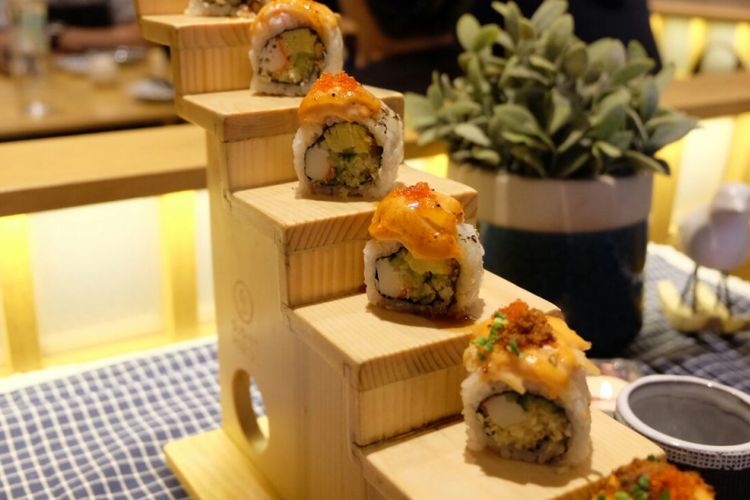 Menu baru dari Sushi Hiro, Kani Mentai Roll dan Salmon Mentai Roll, di gerai Sushi Hiro Kelapa Gading, Jakarta Utara, Kamis (15/3/2018).