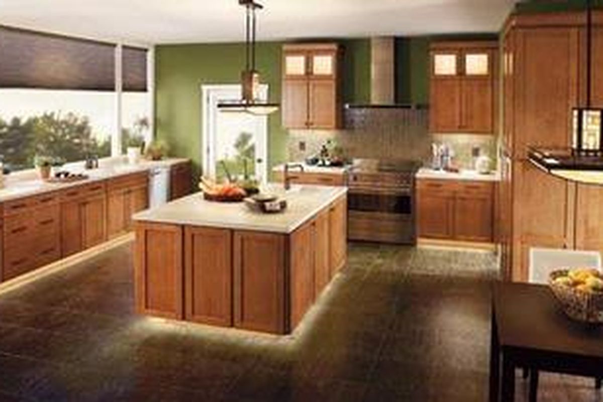 Aspek penting lainnya dalam menciptakan pencayahaan yang tepat adalah memberikan "isyarat cahaya". Pencahayaan ini memberikan amaran bagi Anda mengenai jarak, kedalaman, dan perabot yang kemungkinan sulit Anda lihat dan berpotensi membuat Anda tersandung. Kontraskan lampu dengan lantai berwarna gelap dan lemari-lemari yang cukup gelap.