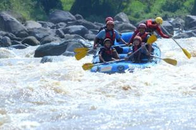 Wisatawan menikmati wisata arung jeram atau rafting di Sungai Progo Atas, Kota Magelang, Kamis (23/4/2015).