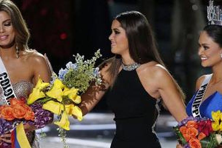 Miss Colombia Ariadna Gutierrezz, Mantan Miss Universe 2015 Paulina Vega, dan Miss Universer 2015 terpilih Miss Phillipine Pia Wurtzbach