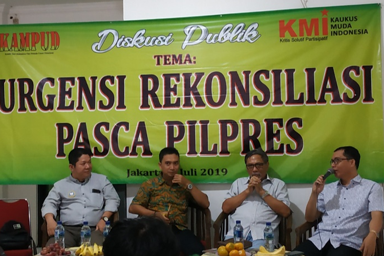 Peneliti LIPI Indria Samego dan Wakil Sekretaris Jenderal PPP Achmad Baidowi dalam diskusi bertajuk Urgensi Rekonsiliasi Pasca Pilpres di KMI, Jalan Salemba Tengah, Jakarta, Selasa (2/7/2019)