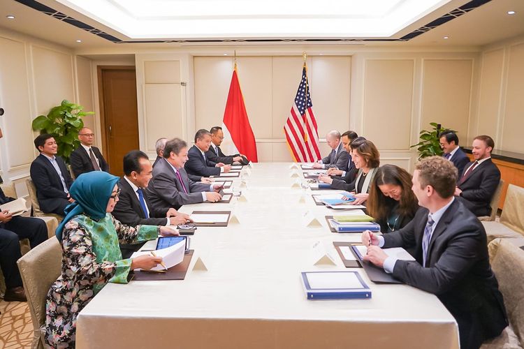 Menteri Koordinator (Menko) Bidang Perekonomian Airlangga Hartarto melakukan pertemuan dengan United States (US) Secretary of Commerce Gina Raimondo di Fullerton Hotel, Singapura, Rabu (5/6/2024). 
